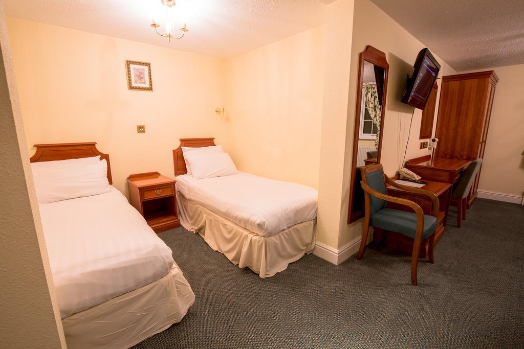 Harefield Manor Hotel 3*