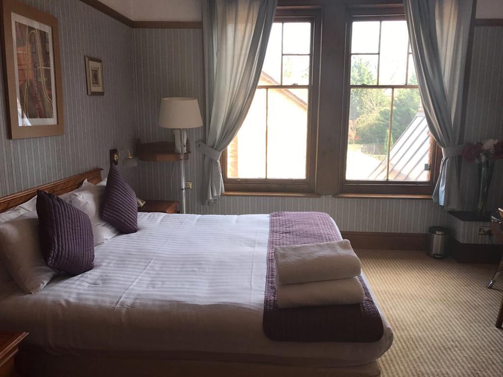 Harefield Manor Hotel 3*