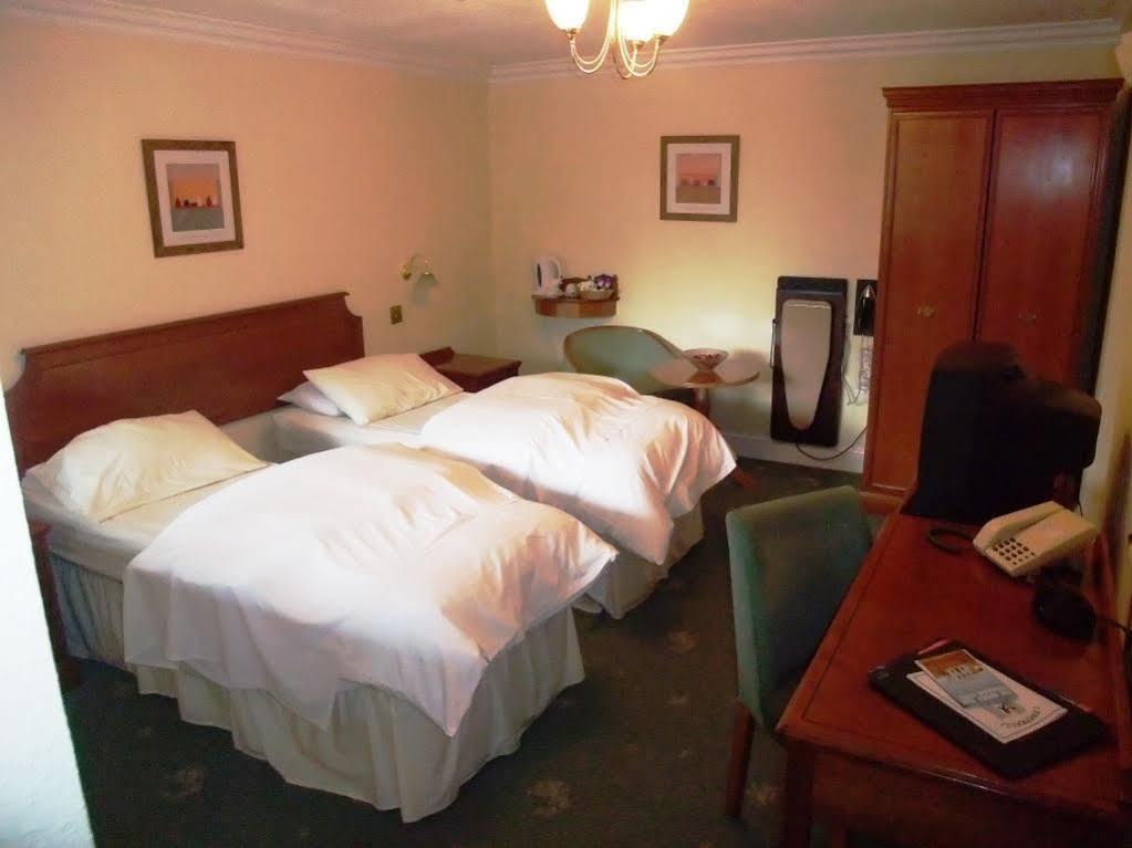 Harefield Manor Hotel 3*